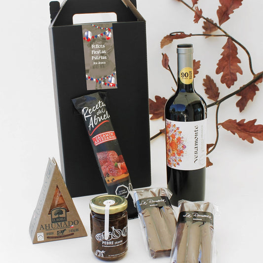 Caja gourmet con vino Veramonte Reserva Orgánico, queso ahumado, salamin artesanal, productos Toty y cuchuflíes bañados en chocolate. Un regalo corporativo con auténtico sabor chileno.