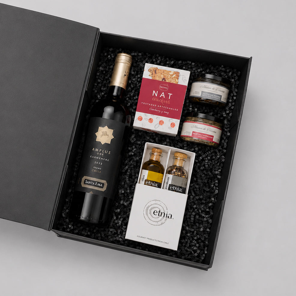 Caja gourmet con vino Amplus Santa Ema Carmenere, dúo gourmet Hélène de Fleurac y pack Etnia de aceite de oliva y pimienta al merkén. Un regalo corporativo elegante y lleno de sabor.