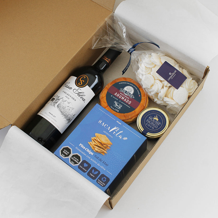 Set gourmet con Vino Casa Silva, Mousse del Pacífico, Queso Ahumado y Galletas Sacapita. Regalo con identidad chilena para el Día del Trabajador. ¡Personaliza con tu logo!