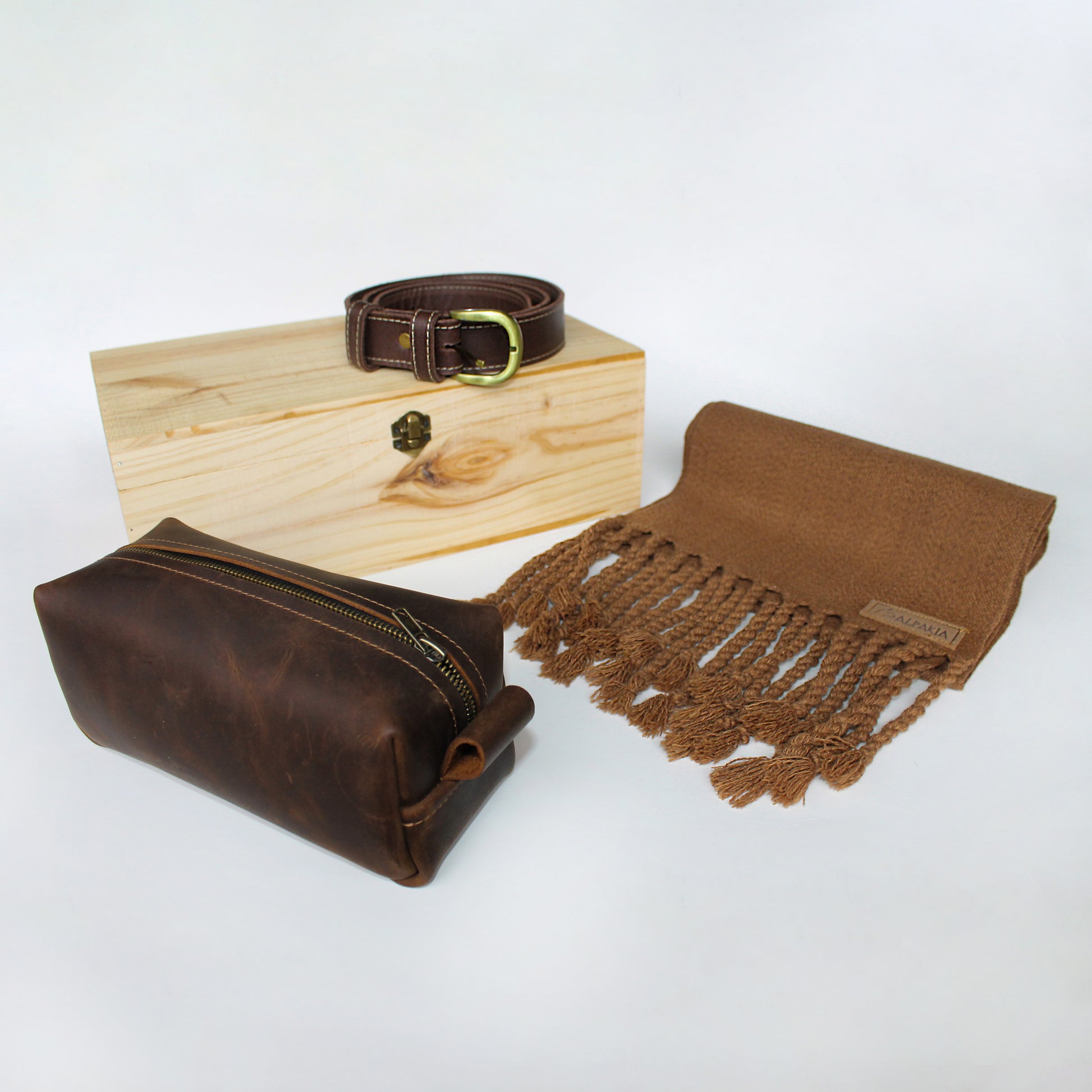 Caja de madera envejecida con accesorios de cuero premium. Regalo corporativo elegante y atemporal para quienes valoran la calidad.
