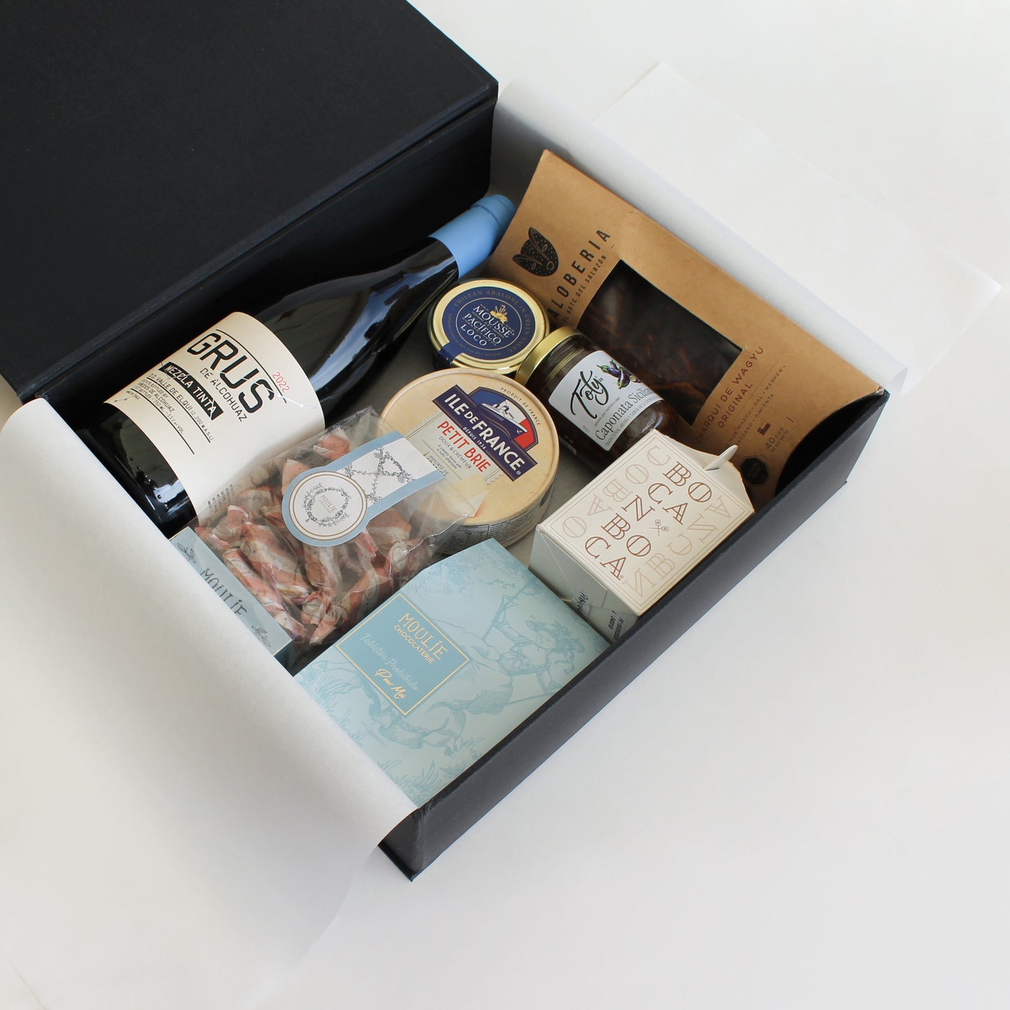 Cajas gourmet con productos dulces y salados de alta calidad, cuidadosamente seleccionados para sorprender y celebrar. Regalos corporativos elegantes y personalizables para toda ocasión.