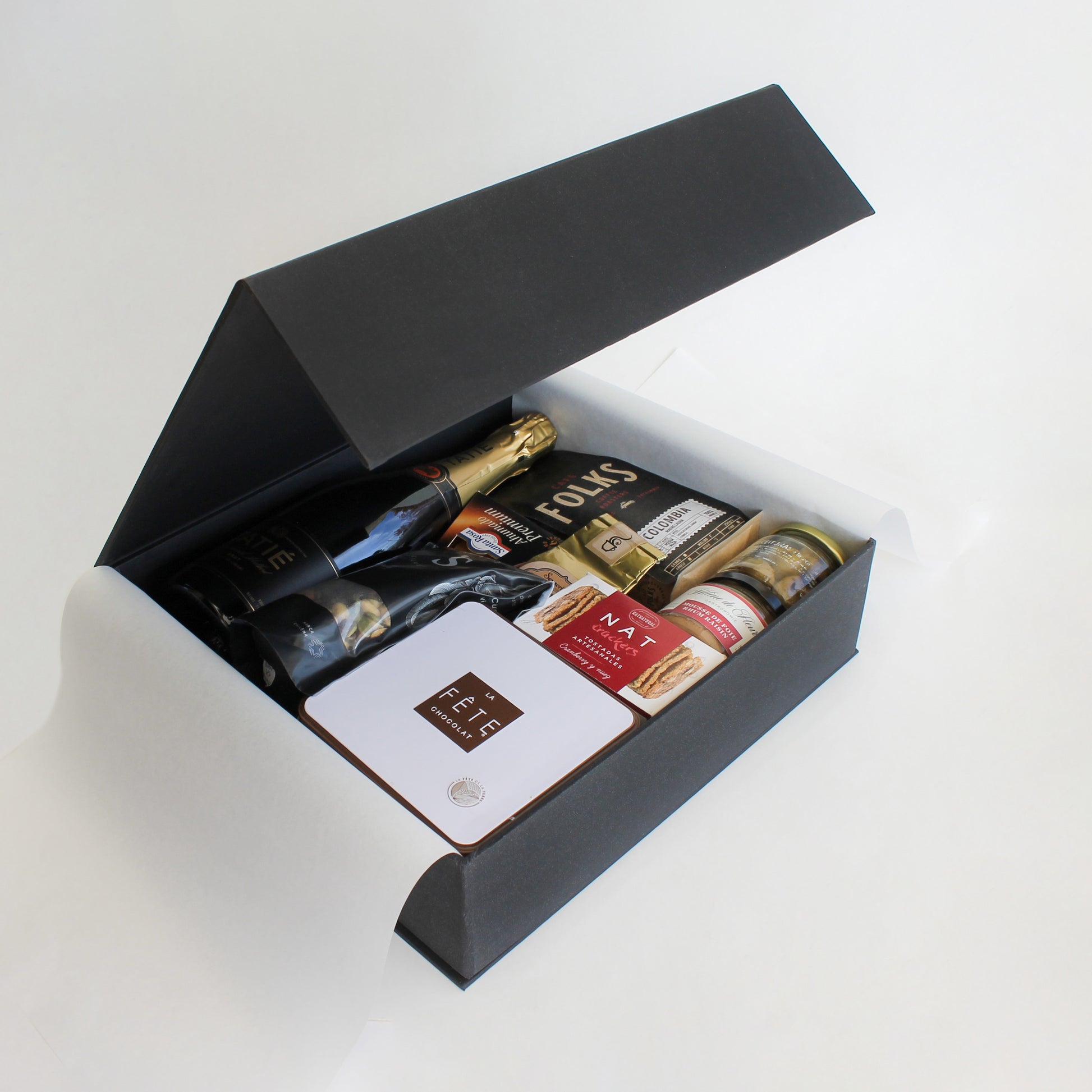 Cajas gourmet con productos dulces y salados de alta calidad, cuidadosamente seleccionados para sorprender y celebrar. Regalos corporativos elegantes y personalizables para toda ocasión.