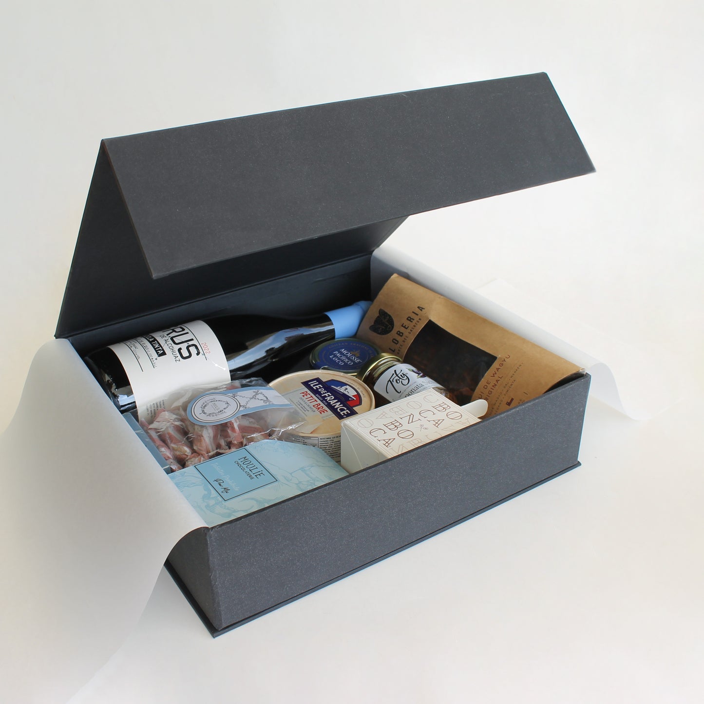 Cajas gourmet con productos dulces y salados de alta calidad, cuidadosamente seleccionados para sorprender y celebrar. Regalos corporativos elegantes y personalizables para toda ocasión.