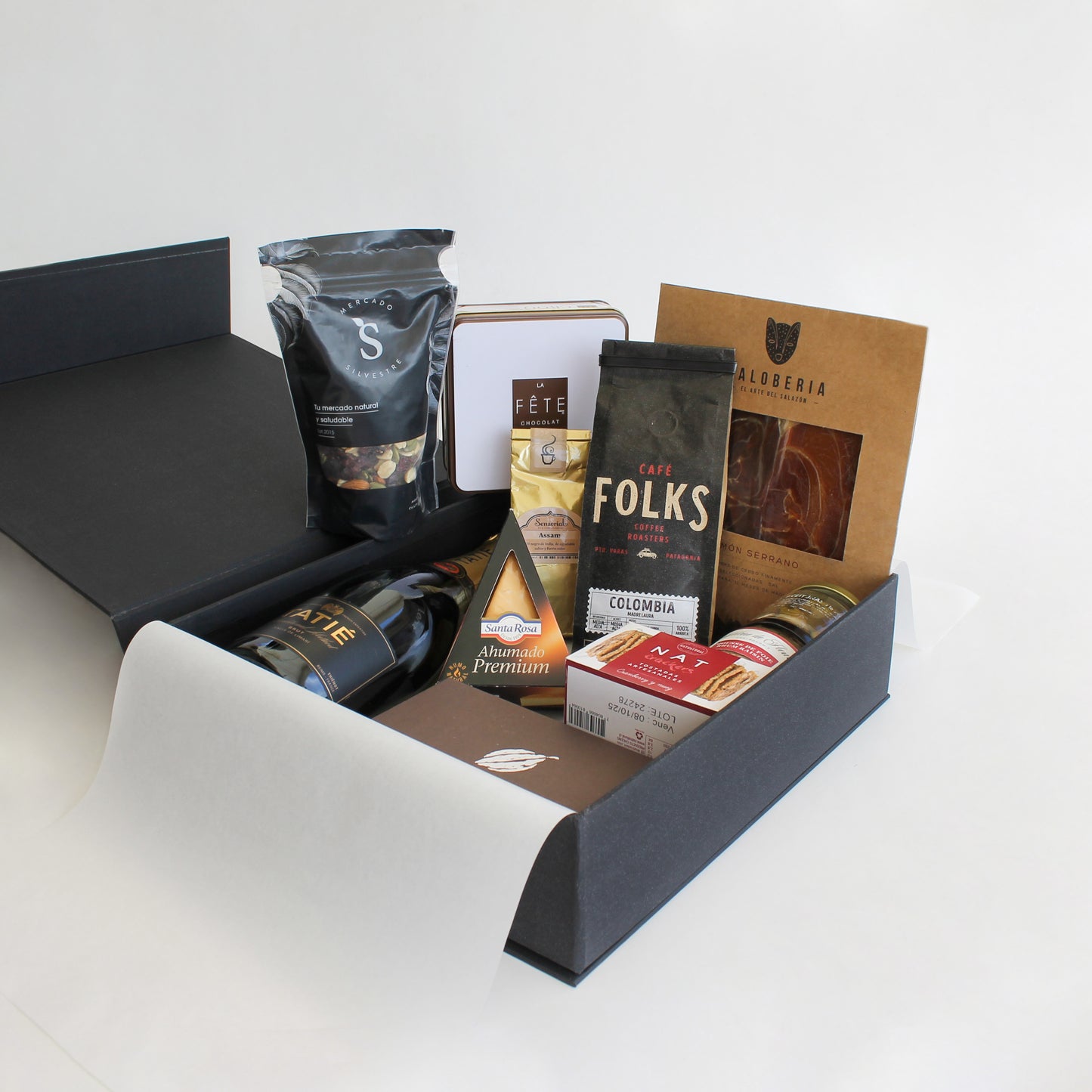 Cajas gourmet con productos dulces y salados de alta calidad, cuidadosamente seleccionados para sorprender y celebrar. Regalos corporativos elegantes y personalizables para toda ocasión.