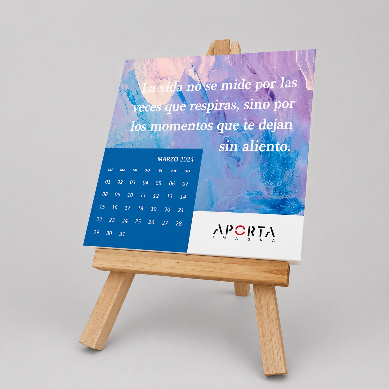 Calendario de escritorio con atril de madera y tarjetas impresas a todo color con frases inspiradoras. Personalizable con logo corporativo.