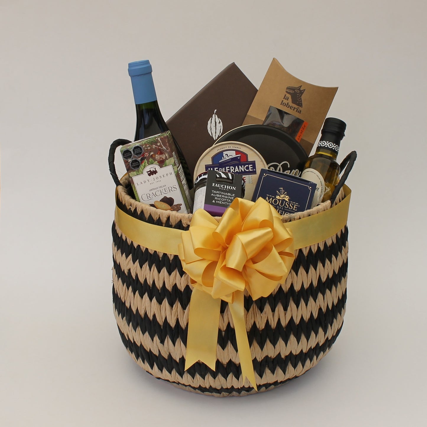 canasto premium  de diseño moderno y funcional con productos gourmet de excelente calidad