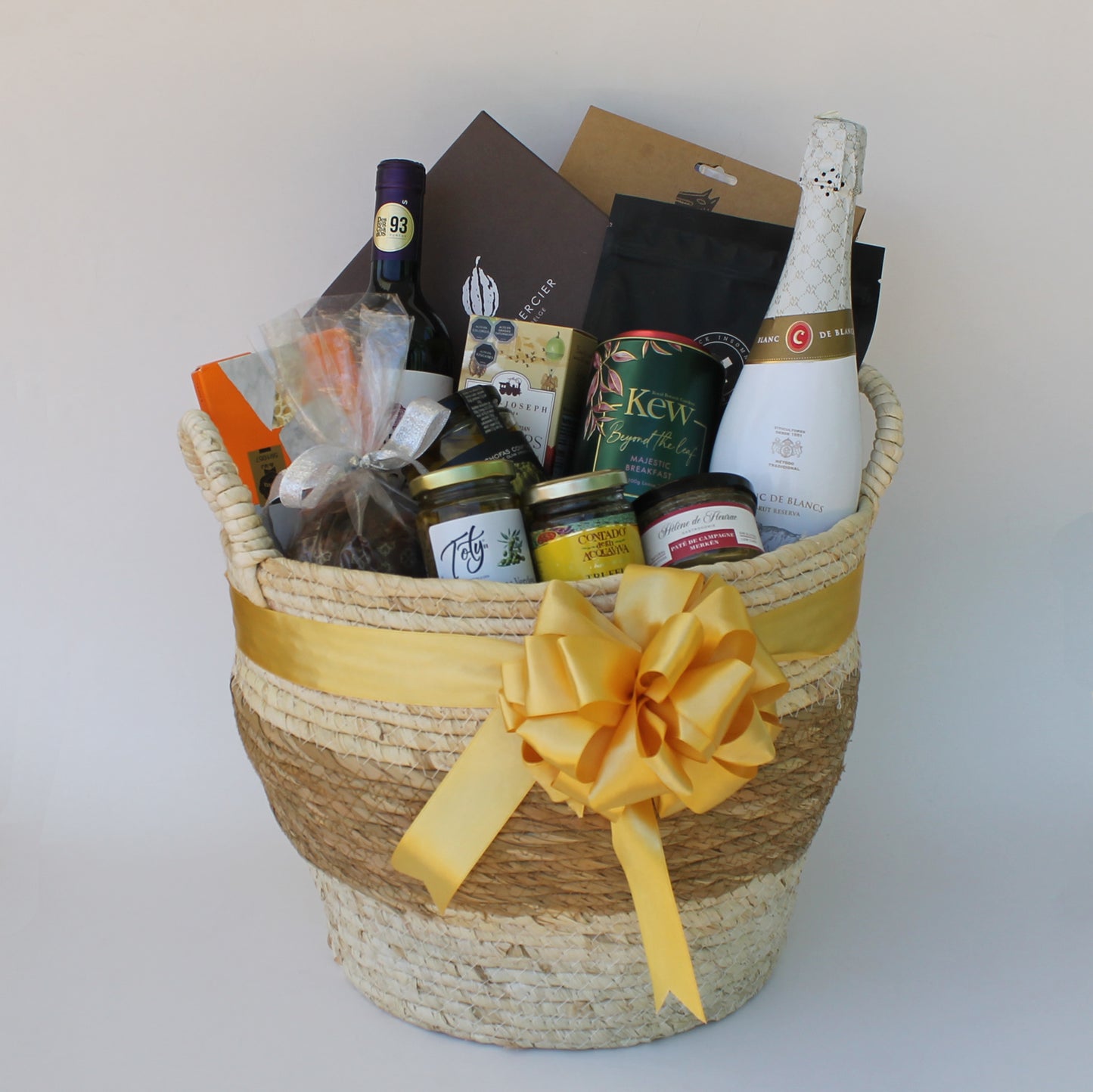 Elegante canasto de regalo corporativo premium con espumante Anna Codorniu, vino Tabalí, jamón serrano y trufas