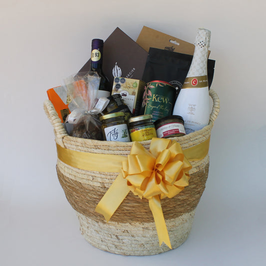 Elegante canasto de regalo corporativo premium con espumante Anna Codorniu, vino Tabalí, jamón serrano y trufas