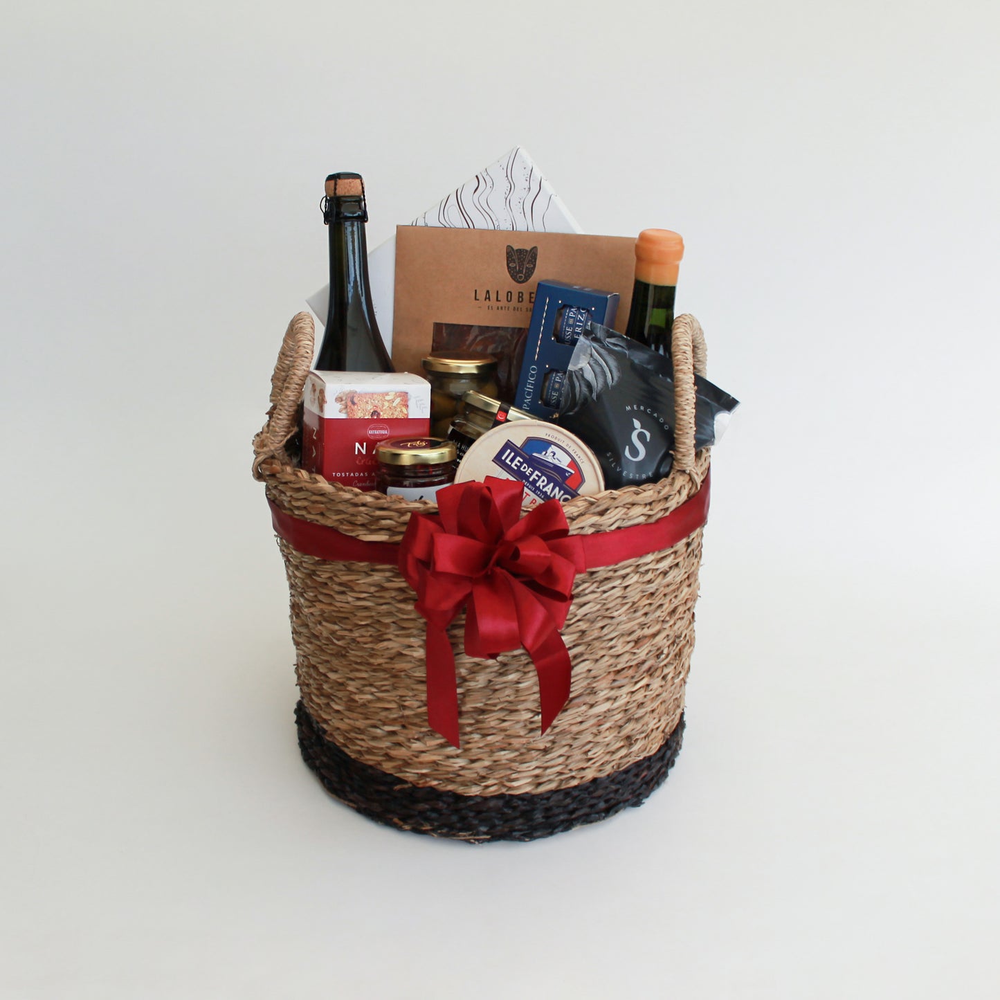 Canastos gourmet con productos selectos y presentaciones elegantes, diseñados para sorprender en ocasiones especiales. Regalos corporativos personalizables que combinan sabor, calidad y distinción.