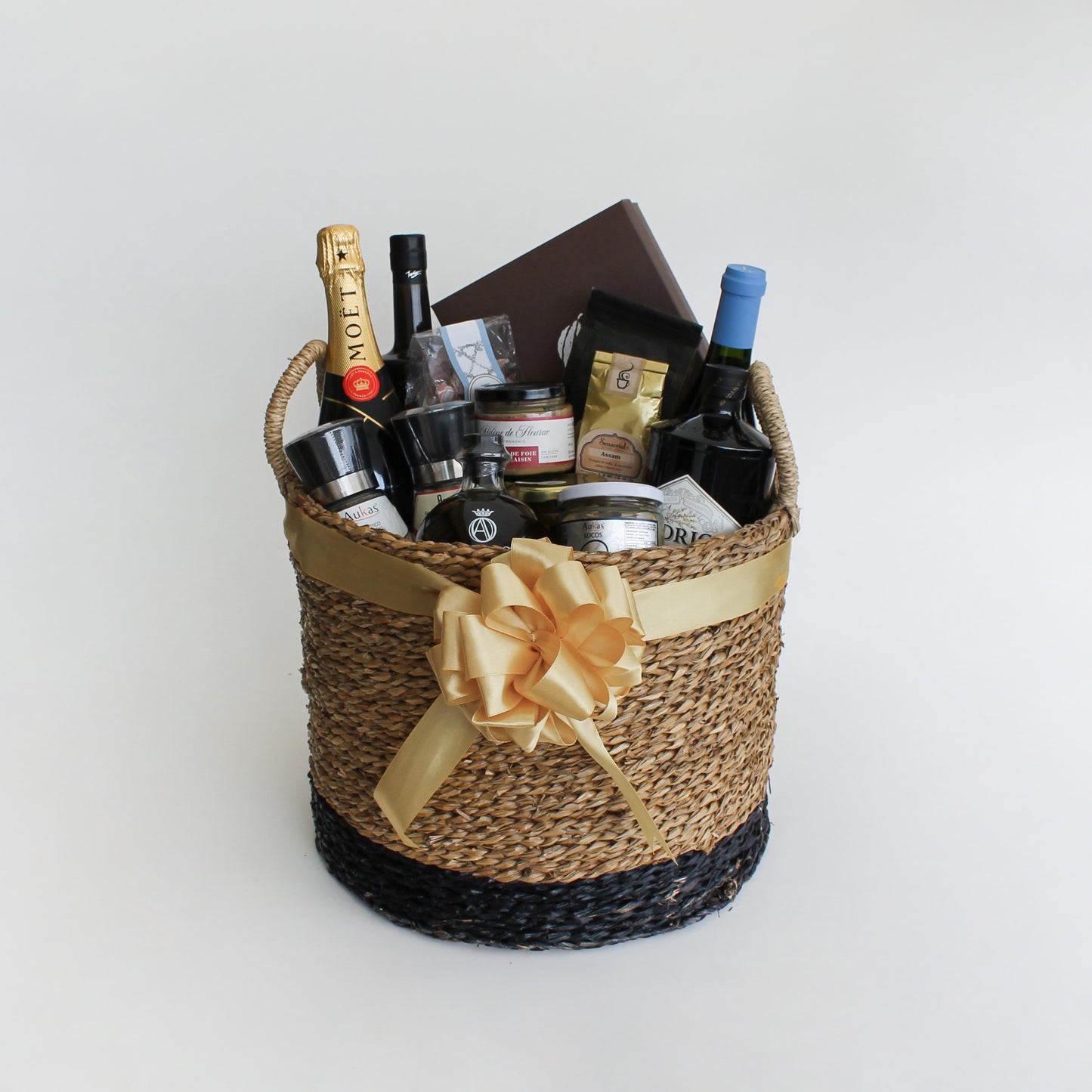 Canastos gourmet con productos selectos y presentaciones elegantes, diseñados para sorprender en ocasiones especiales. Regalos corporativos personalizables que combinan sabor, calidad y distinción.