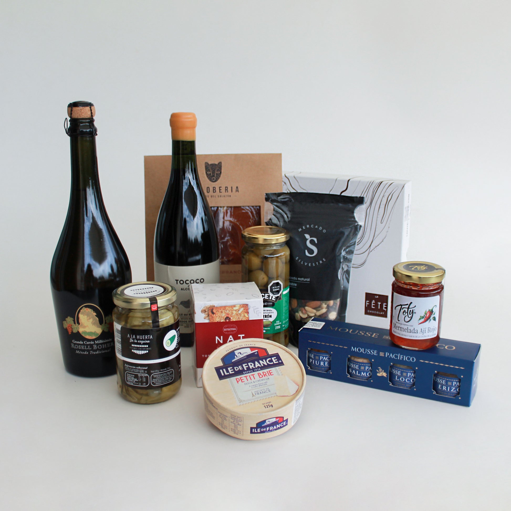 Canastos gourmet con productos selectos y presentaciones elegantes, diseñados para sorprender en ocasiones especiales. Regalos corporativos personalizables que combinan sabor, calidad y distinción.