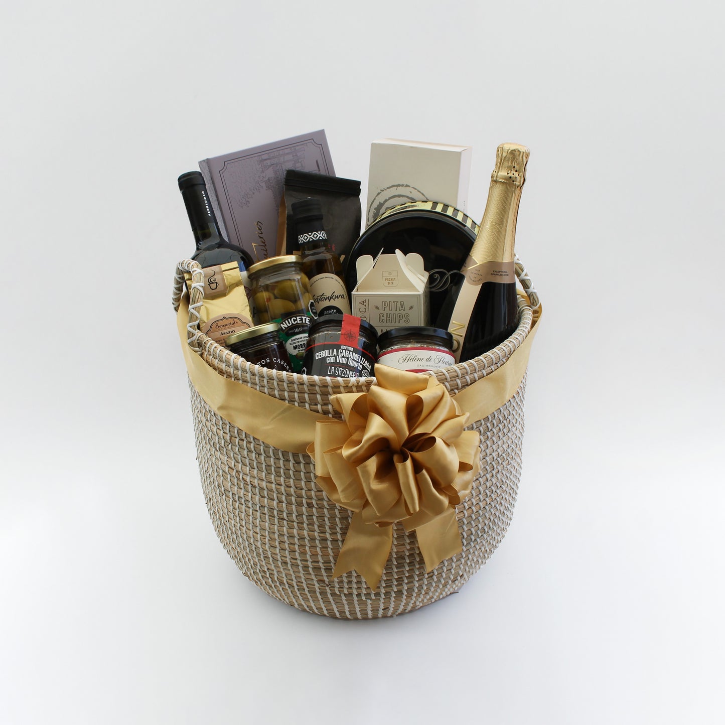 Canastos gourmet con productos selectos y presentaciones elegantes, diseñados para sorprender en ocasiones especiales. Regalos corporativos personalizables que combinan sabor, calidad y distinción.