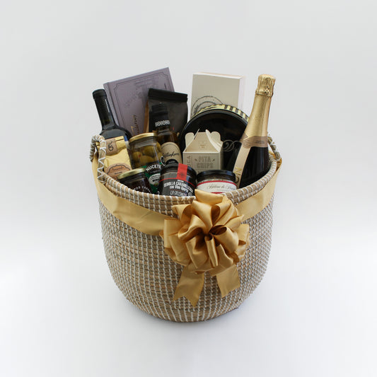 Canastos gourmet con productos selectos y presentaciones elegantes, diseñados para sorprender en ocasiones especiales. Regalos corporativos personalizables que combinan sabor, calidad y distinción.