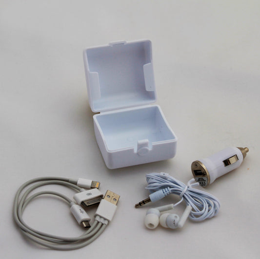 Kit con cargador USB para auto, audífonos y adaptador multi USB 3 en 1. Presentación en caja. Personalizable con logotipo. Regalo corporativo. Mín. 100 unidades.