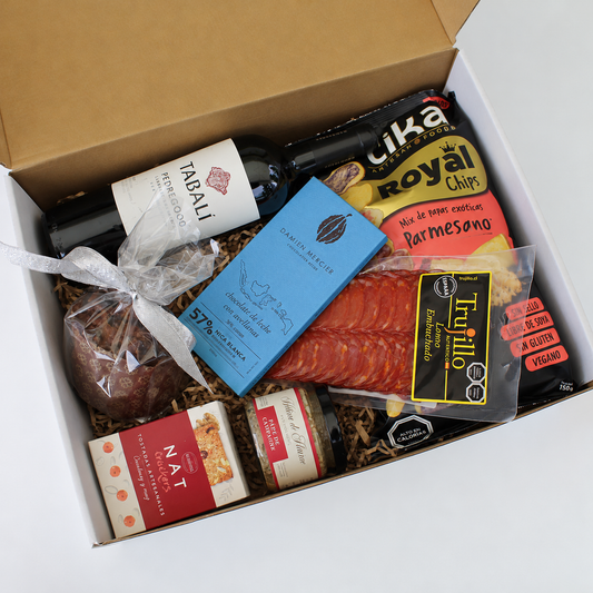 Regalo corporativo con vino Tabalí, Mousse o Paté de Foie Hélenè de Fleurac, lomo embuchado, chips Tika, galletas nat crackers, barra de chocolate Damien Mercier y pan de Pascua. Todo en una caja kraft natural, negra o blanca con cinta y tarjeta de saludo con logo corporativo.