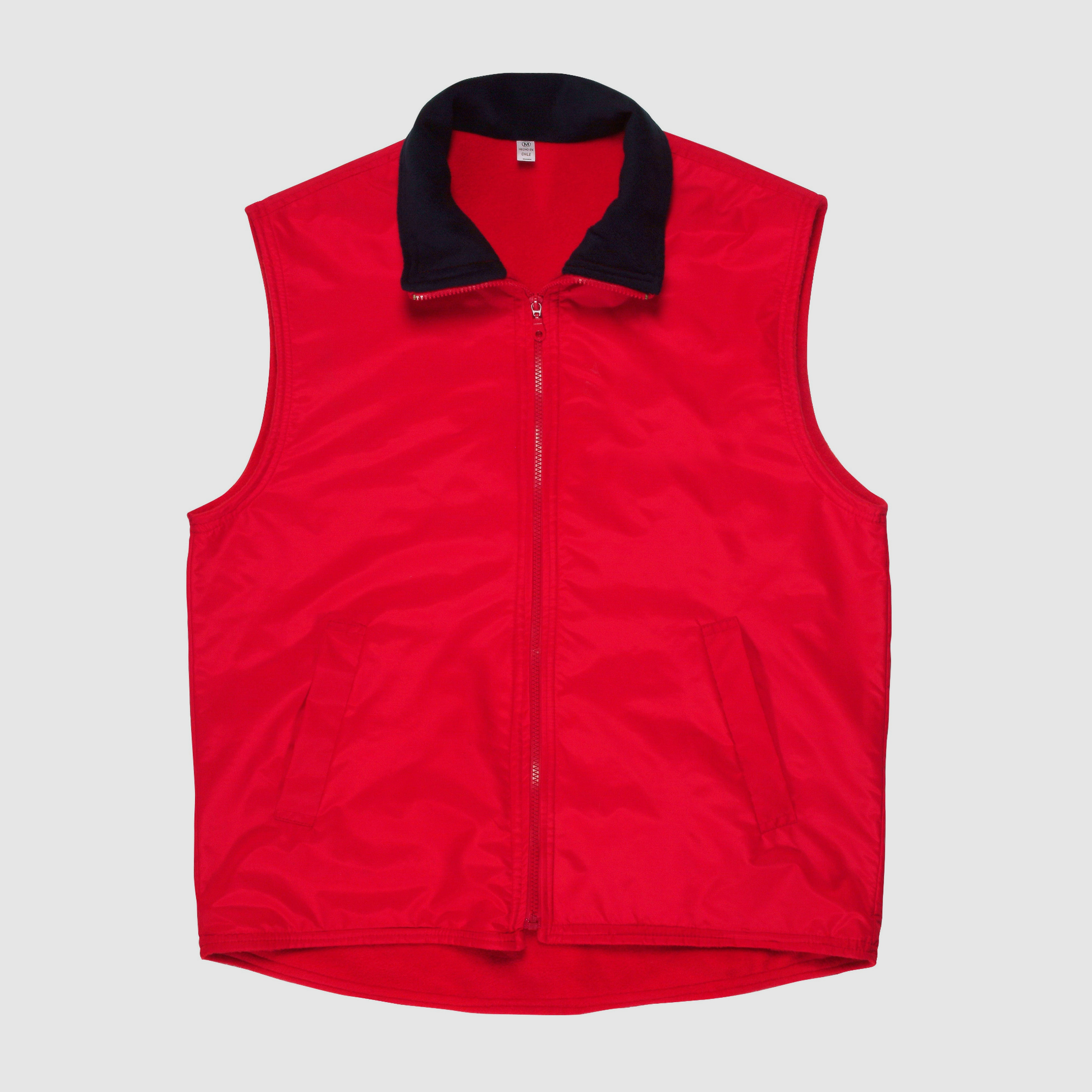 Chaqueta sin mangas. Tela taslan, impermeable. Antipeeling micropolar en interior y cuello. Con logo