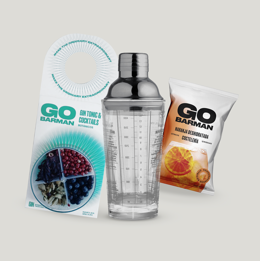 Coctelera de vidrio con diseño clásico y logo grabado opcional. Presentada en caja kraft con tarjeta personalizada.