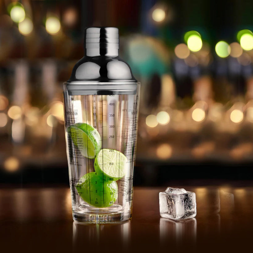 Coctelera de vidrio con diseño clásico y logo grabado opcional. Presentada en caja kraft con tarjeta personalizada.