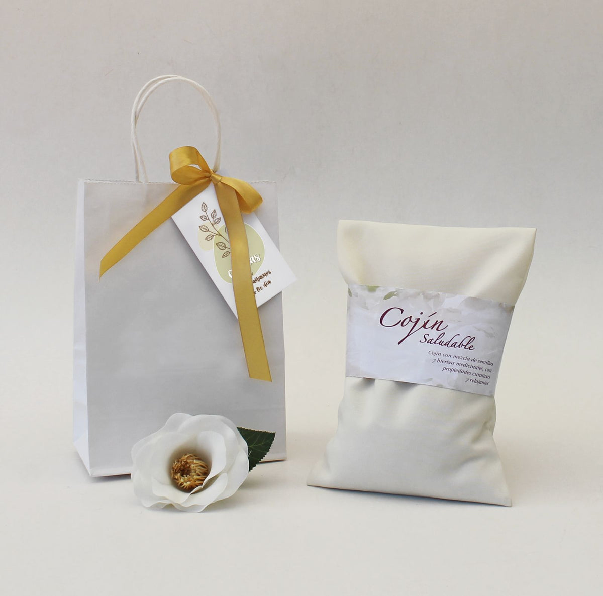 Alivia dolores y regala relajación con nuestro cojín de semillas y hierbas medicinales. El regalo corporativo saludable y personalizable con tu logo. Presentación eco-friendly lista para entregar.