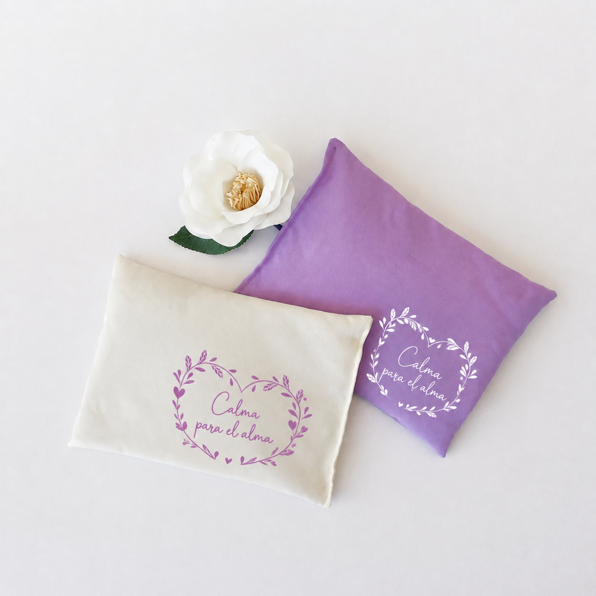 Alivia dolores y regala relajación con nuestro cojín de semillas y hierbas medicinales. El regalo corporativo saludable y personalizable con tu logo. Presentación eco-friendly lista para entregar.