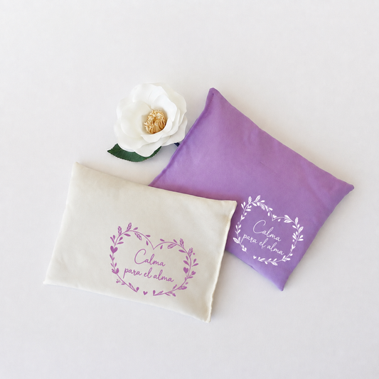 Alivia dolores y regala relajación con nuestro cojín de semillas y hierbas medicinales. El regalo corporativo saludable y personalizable con tu logo. Presentación eco-friendly lista para entregar.
