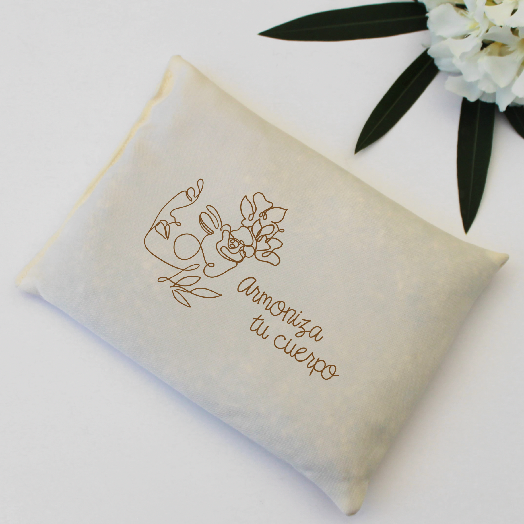 Alivia dolores y regala relajación con nuestro cojín de semillas y hierbas medicinales. El regalo corporativo saludable y personalizable con tu logo. Presentación eco-friendly lista para entregar.