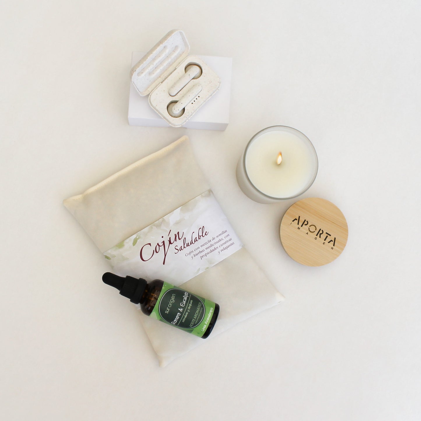 Cojín de semillas, aceite corporal natural, audífonos bluetooth eco y vela aromática de vainilla. En caja kraft personalizada con logo empresa.