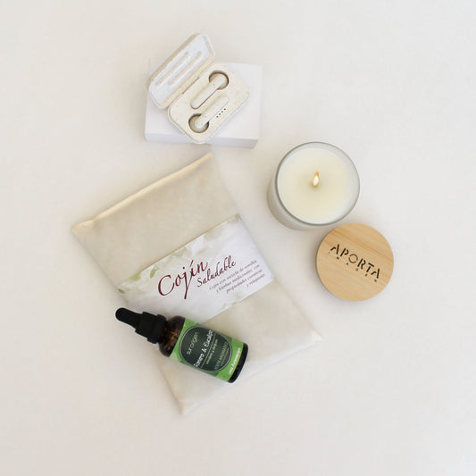 Cojín de semillas, aceite corporal natural, audífonos bluetooth eco y vela aromática de vainilla. En caja kraft personalizada con logo empresa.
