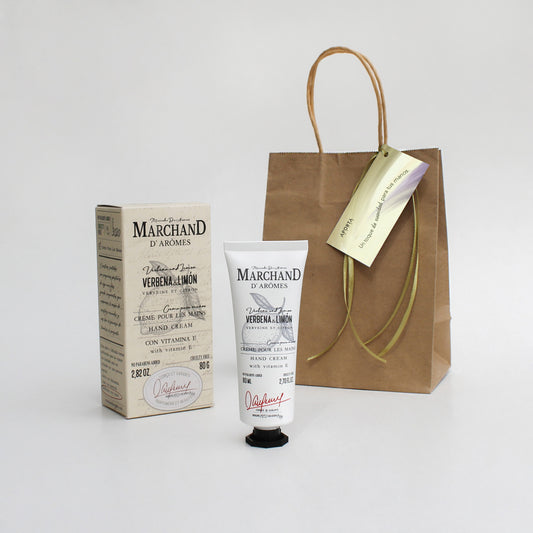 Regalo de cuidado personal premium. Crema de manos 80g con Vitamina E, activos hidratantes y antioxidantes. Variedad de aromas en bolsa kraft personalizada. Pedido mínimo 50 unidades. ¡Cotiza en Aporta Imagen!