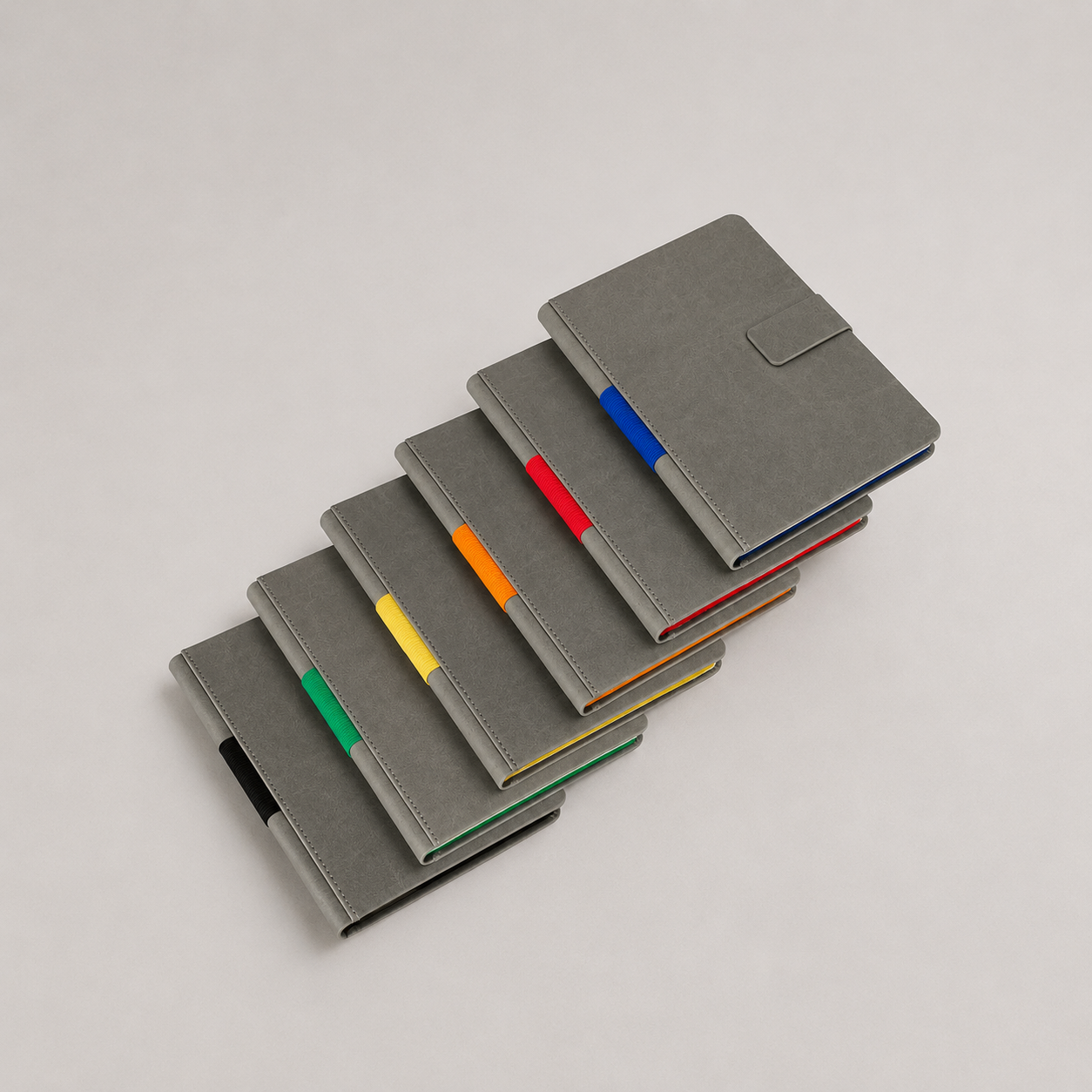Cuaderno A5 con tapa dura de poliuretano, cierre magnético, 96 hojas rayadas y porta bolígrafo. Un regalo corporativo elegante, práctico y personalizable con logo.