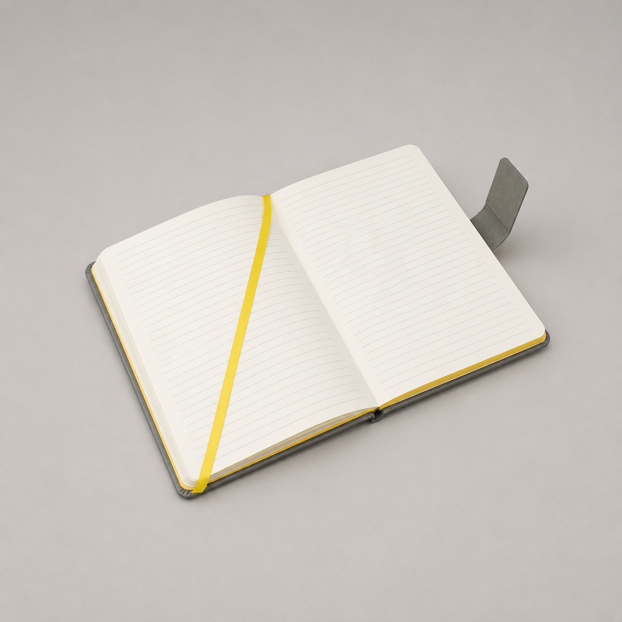 Cuaderno A5 con tapa dura de poliuretano, cierre magnético, 96 hojas rayadas y porta bolígrafo. Un regalo corporativo elegante, práctico y personalizable con logo.