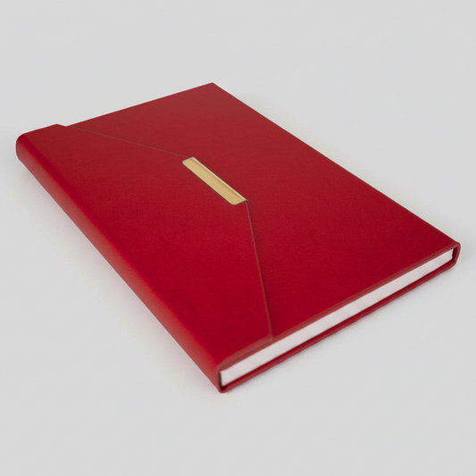 Cuaderno A5 modelo Envelope con tapa dura forrada en PU eco cuero, 80 hojas lineadas y cierre magnético metálico. Disponible en varios colores con logo impreso o grabado.