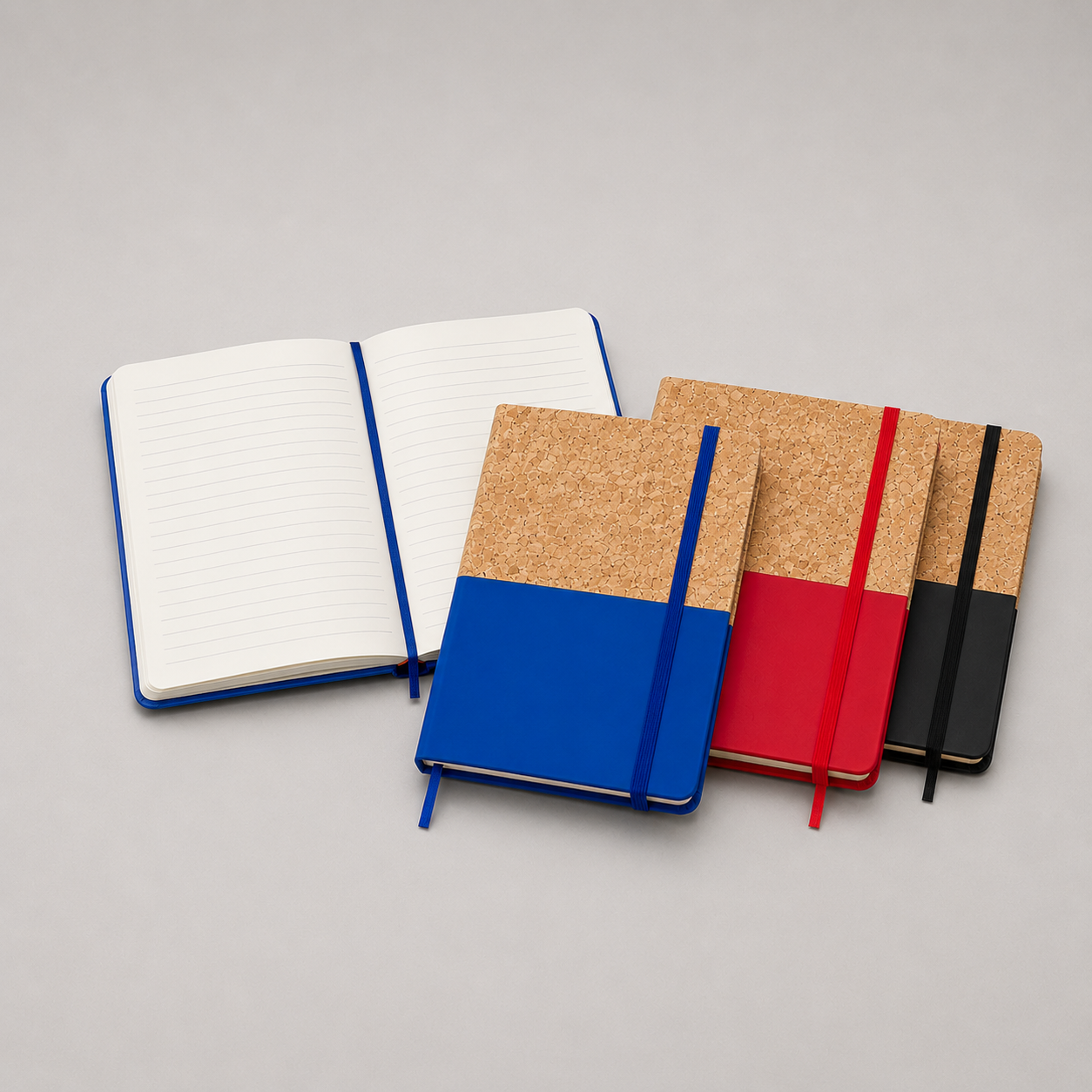 Cuaderno A5 con cubierta de corcho y poliuretano, 80 hojas lineadas, banda elástica y cinta separadora. Un regalo corporativo elegante, práctico y personalizable con logo. Cotiza.