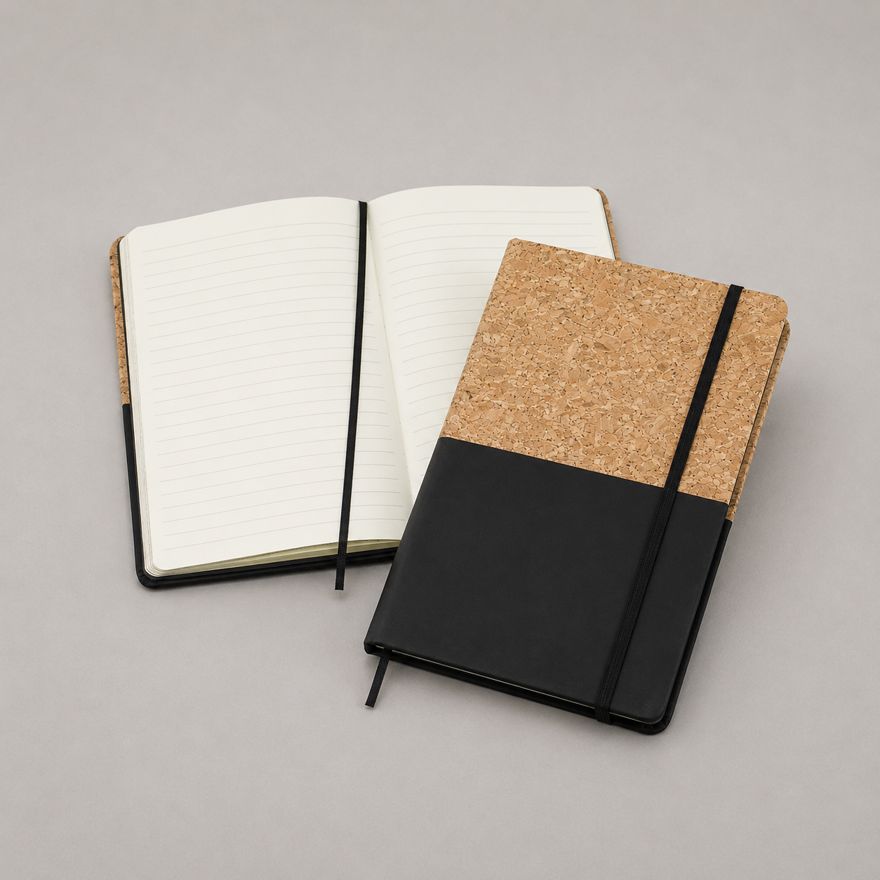 Cuaderno A5 con cubierta de corcho y poliuretano, 80 hojas lineadas, banda elástica y cinta separadora. Un regalo corporativo elegante, práctico y personalizable con logo. Cotiza.