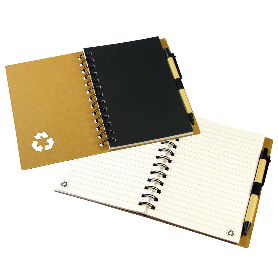 Cuaderno ecológico 70 hojas lineadas con tapa de cartón reciclado, anillado metálico y bolígrafo eco. Ideal para merchandising. Mínimo 100 unidades.
