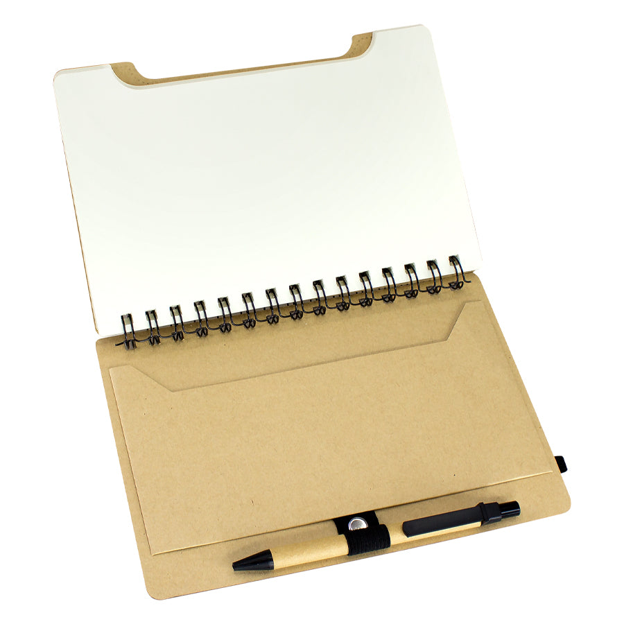 Cuaderno ecológico Compost 70 hojas lisas con tapa de cartón reciclado, cinta elástica y bolígrafo. Ideal para merchandising. Mínimo 100 unidades.