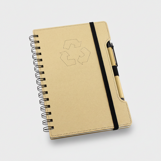Cuaderno ecológico Compost 70 hojas lisas con tapa de cartón reciclado, cinta elástica y bolígrafo. Ideal para merchandising. Mínimo 100 unidades.