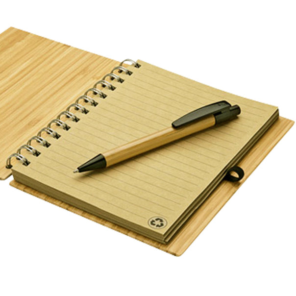 Cuaderno ecológico con tapa dura de bamboo, 70 hojas de papel kraft y bolígrafo de bamboo incluido. Personalizable con logo impreso o grabado.