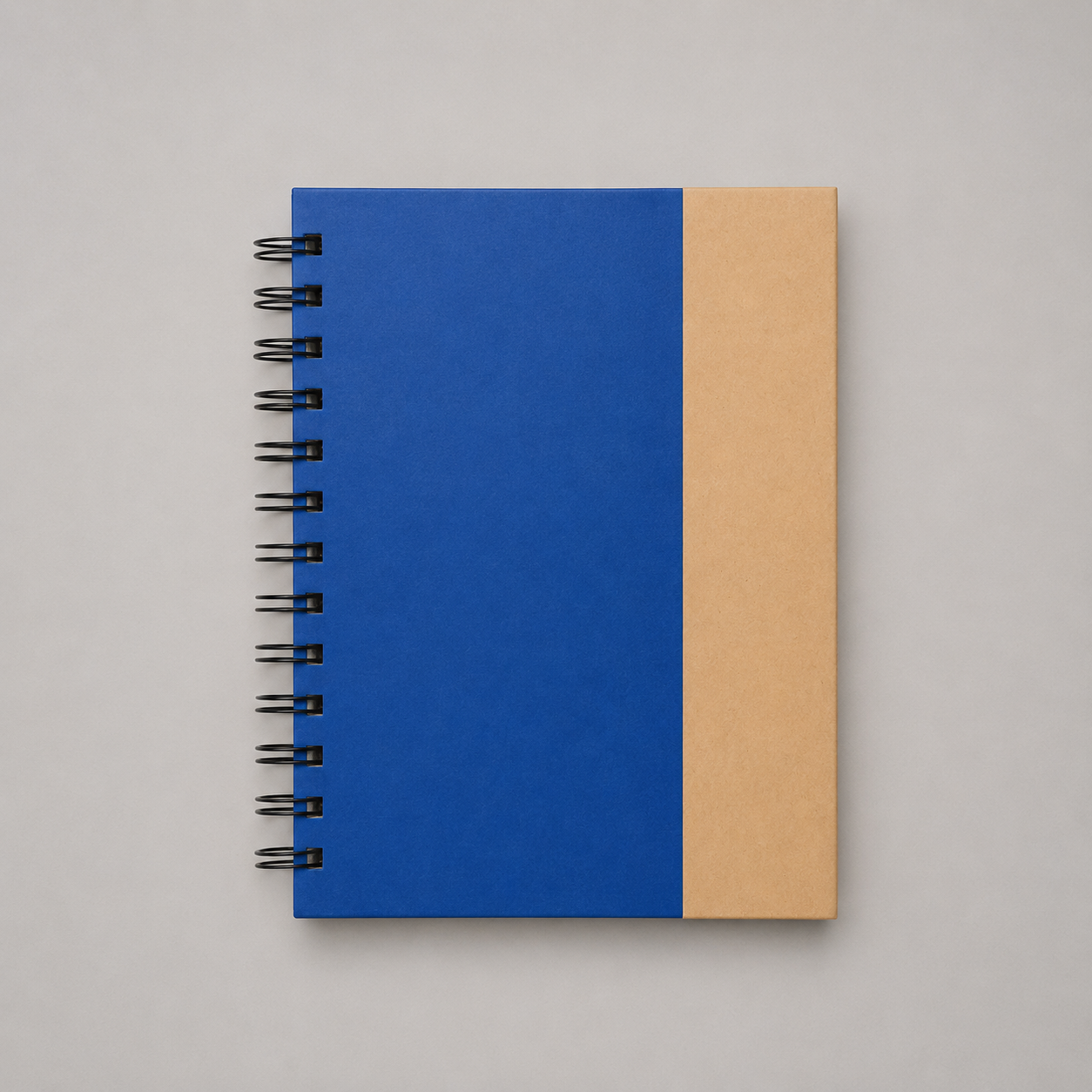 Cuaderno ejecutivo con cierre magnético, 70 hojas rayadas, notas adhesivas, señaladores de colores y bolígrafo. Un regalo corporativo práctico, funcional y personalizable con tu logo.