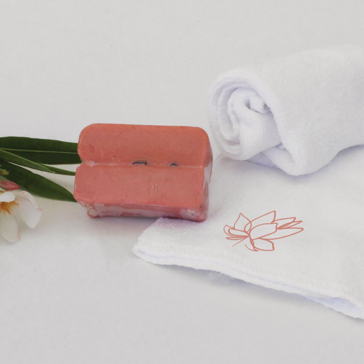 Un regalo de cuidado diario: Jabón artesanal y toalla de microfibra personalizada en bolsita de organza. Incluye tarjeta con logo. ¡Ideal paracelebrar a tus colaboradoras este Día de la Madre