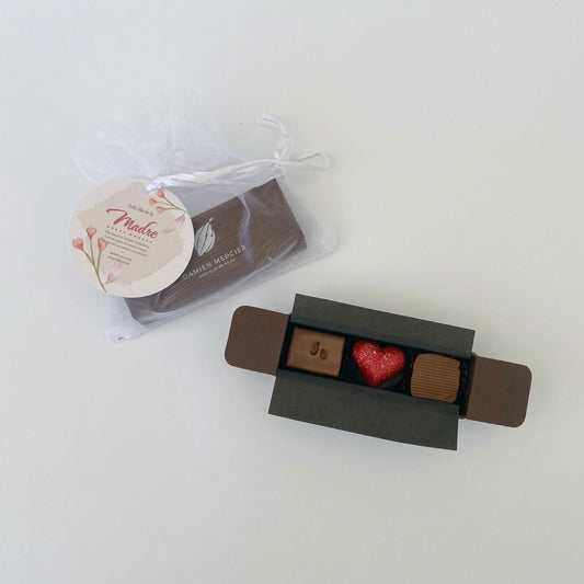 Sorprende a mamá en su día con la elegancia de 3 bombones artesanales Damien Mercier. Presentación exclusiva en bolsa de organza blanca y tarjeta especial. ¡El detalle gourmet perfecto para su día! Cotiza con nosotros.
