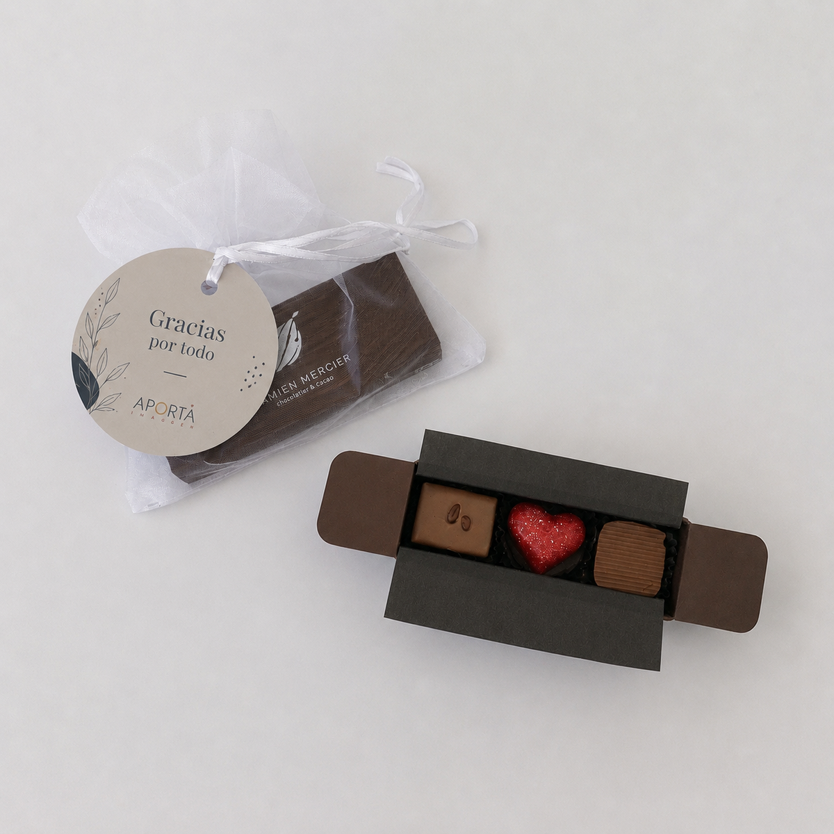 Sorprende a mamá en su día con la elegancia de 3 bombones artesanales Damien Mercier. Presentación exclusiva en bolsa de organza blanca y tarjeta especial. ¡El detalle gourmet perfecto para su día! Cotiza con nosotros.