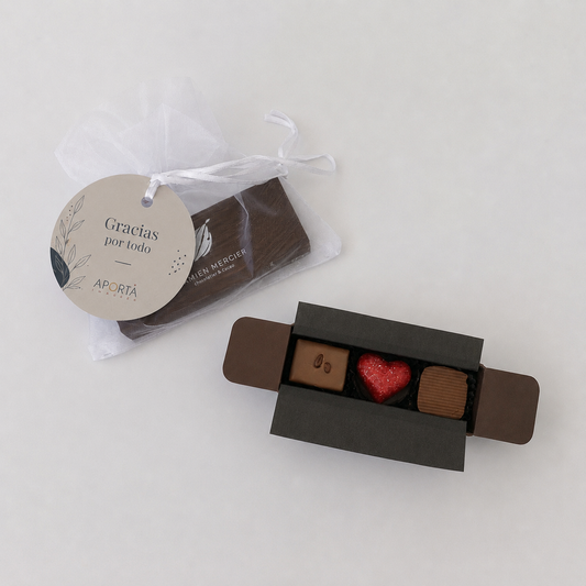 Sorprende a mamá en su día con la elegancia de 3 bombones artesanales Damien Mercier. Presentación exclusiva en bolsa de organza blanca y tarjeta especial. ¡El detalle gourmet perfecto para su día! Cotiza con nosotros.