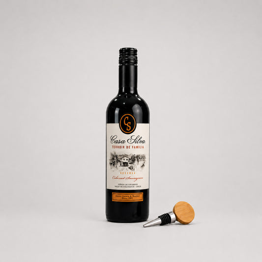 Descubre este regalo de fina selección de Viña Casa Silva, botella de 375 ml. y tapón de bambú y aleación de zinc listos para regalar. Cotiza con nosotros!!