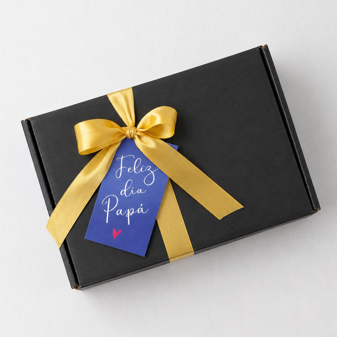 Regala esta excluiva caja dulce. Una fina selección de bombones finos, almendras con chocolate 7Nogal y pastelería artesanal de La Romería. Todo presentado en una linda caja negra forrada, cinta y tarjeta con logo corporativo.