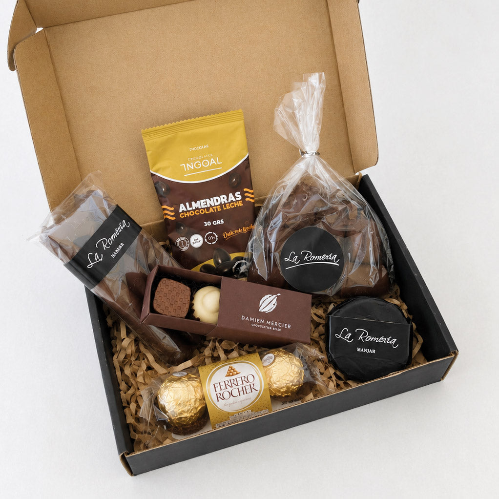 Regala esta excluiva caja dulce. Una fina selección de bombones finos, almendras con chocolate 7Nogal y pastelería artesanal de La Romería. Todo presentado en una linda caja negra forrada, cinta y tarjeta con logo corporativo.