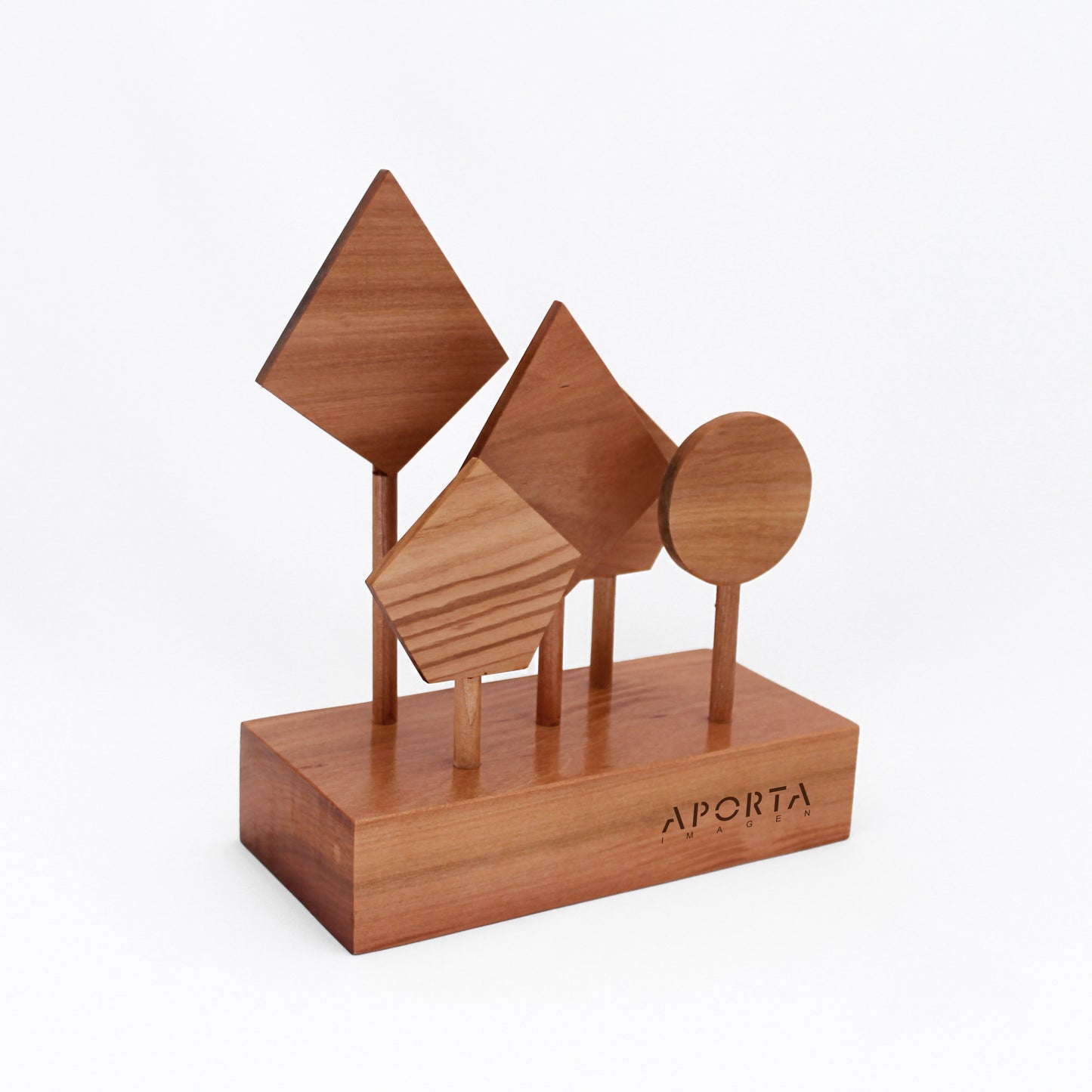 Escultura en madera diseñada a pedido para premiaciones, aniversarios y metas corporativas. Cada pieza refleja la identidad de tu organización. ¡Cotiza!