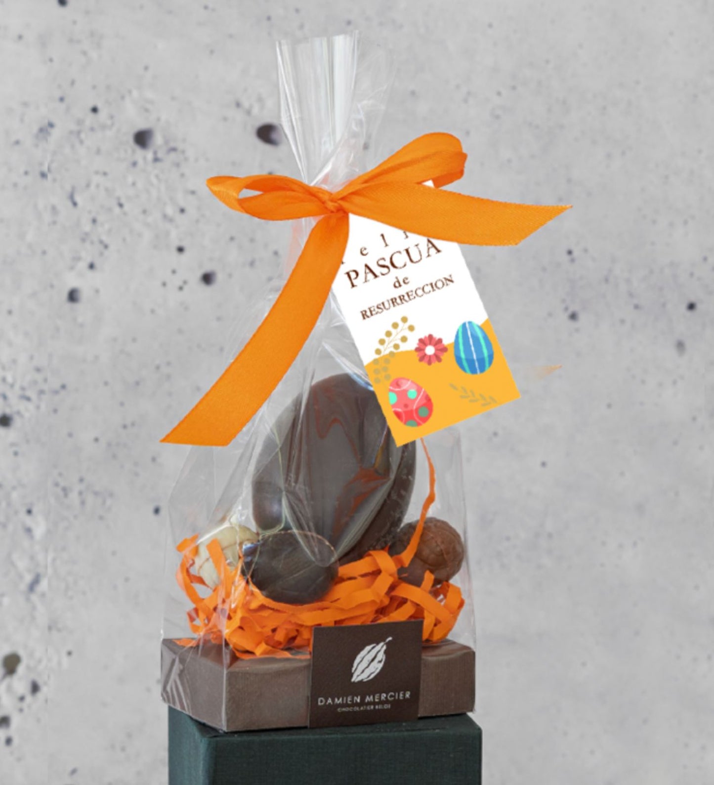 Fortalece la cultura de tu equipo con este set de Pascua Damien Mercier. Incluye huevo de chocolate y 3 huevitos rellenos de avellana. Con tarjeta y logo corporativo. Mínimo 100 unidades.