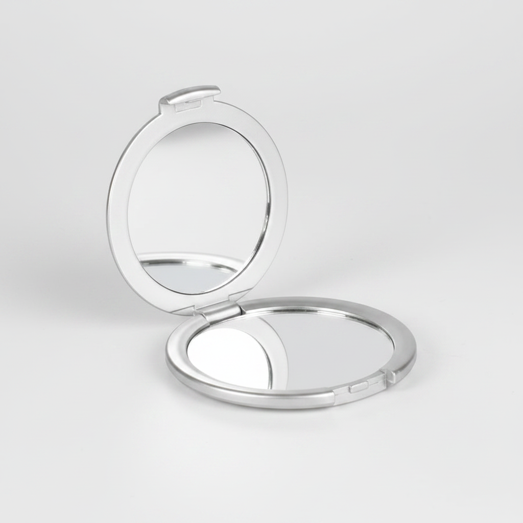 Espejo doble redondo personalizado con logo impreso. Incluye espejo normal y espejo con aumento, diseño compacto color plata ideal para regalos corporativos y merchandising promocional.