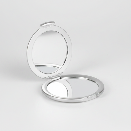 Espejo doble redondo personalizado con logo impreso. Incluye espejo normal y espejo con aumento, diseño compacto color plata ideal para regalos corporativos y merchandising promocional.
